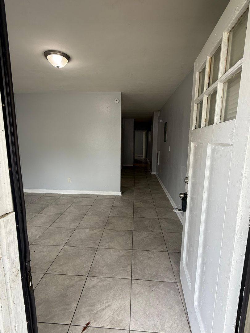 Apartment for rent at 1046 W 8th St, Jacksonville, FL 32209