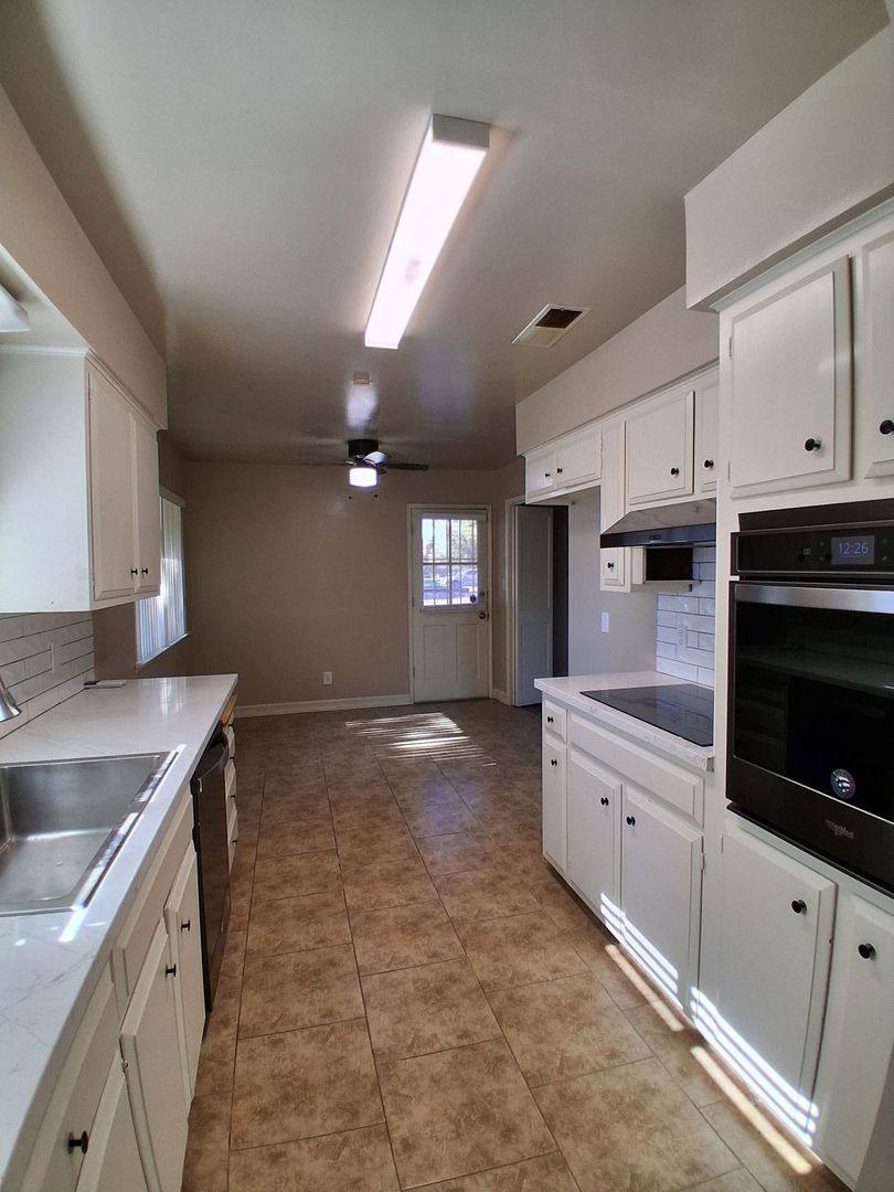 Apartment for rent at 5780 N 8th St, Fresno, CA 93710