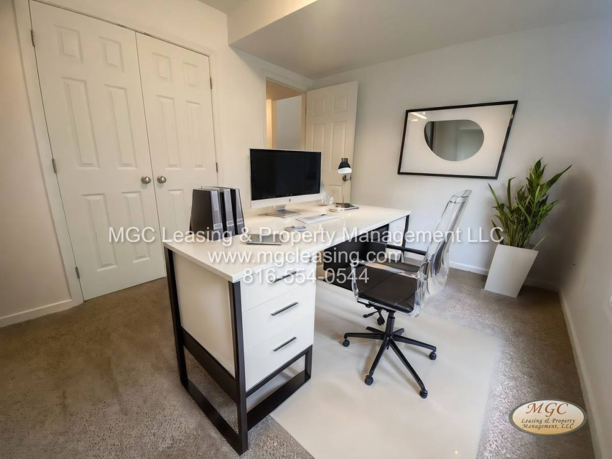 Townhouse for rent at 5808-5810 NE 42nd St, Kansas City, MO 64117