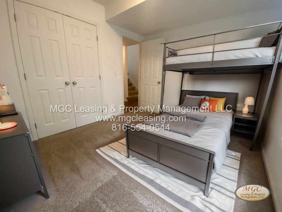 Townhouse for rent at 5808-5810 NE 42nd St, Kansas City, MO 64117