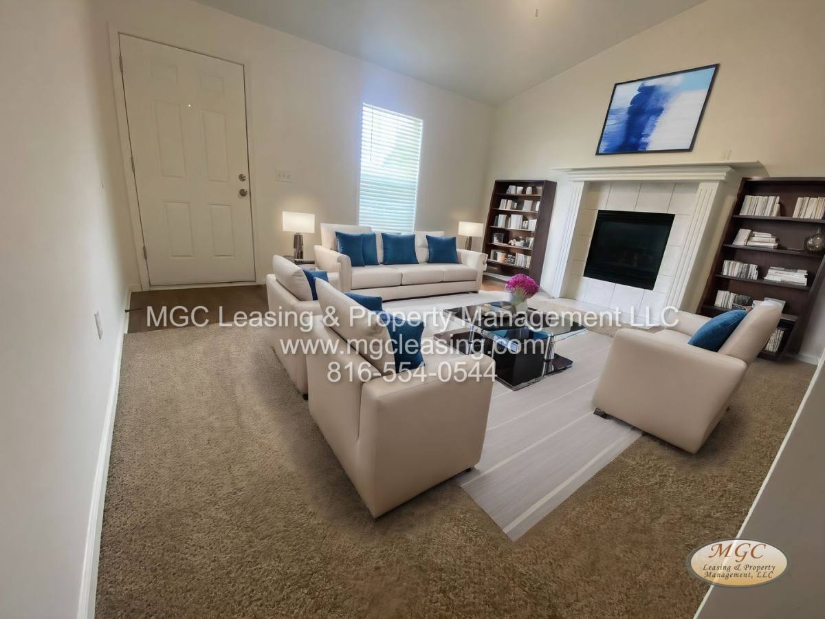 Townhouse for rent at 5808-5810 NE 42nd St, Kansas City, MO 64117