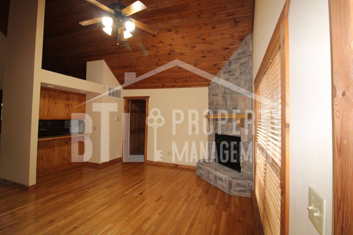 House for rent at 574 Baldknobber Dr #LODGE 50, Reeds Spring, MO 65737