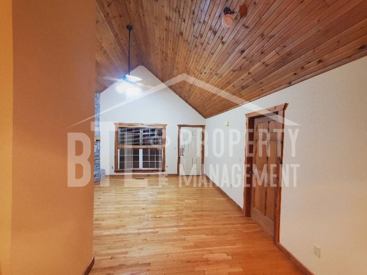 House for rent at 574 Baldknobber Dr #LODGE 50, Reeds Spring, MO 65737