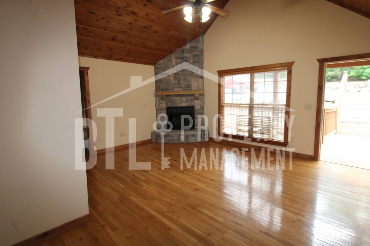 House for rent at 574 Baldknobber Dr #LODGE 50, Reeds Spring, MO 65737