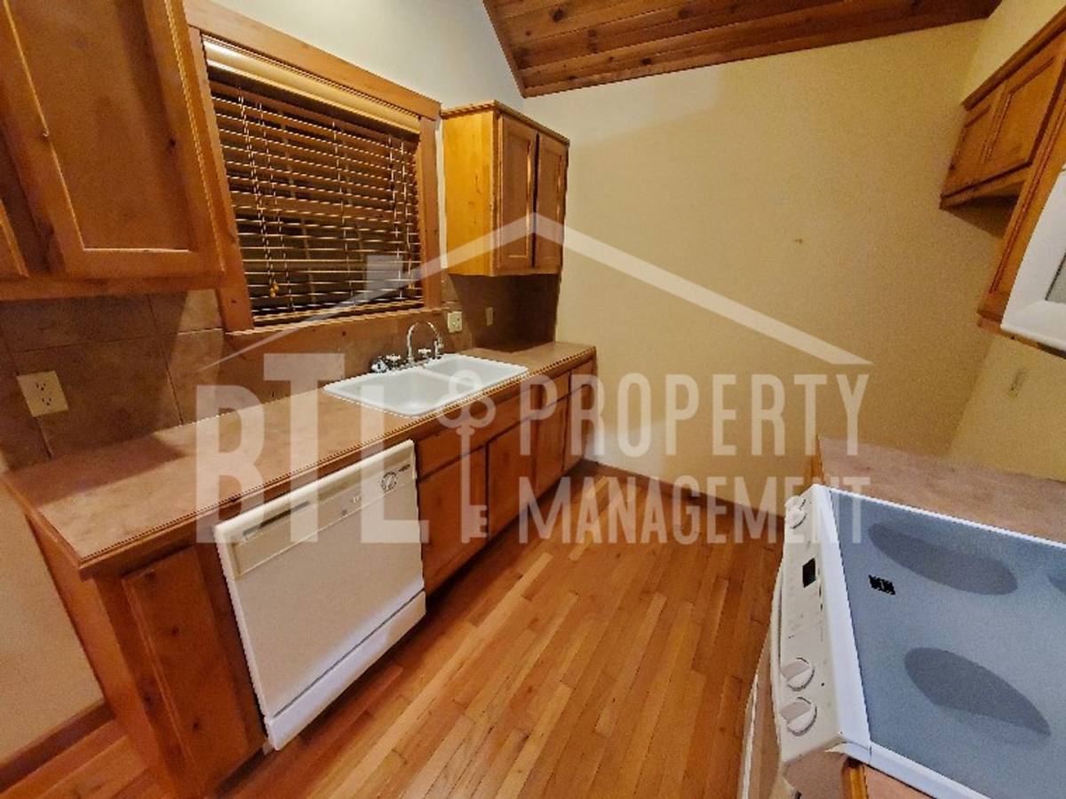 House for rent at 574 Baldknobber Dr #LODGE 50, Reeds Spring, MO 65737