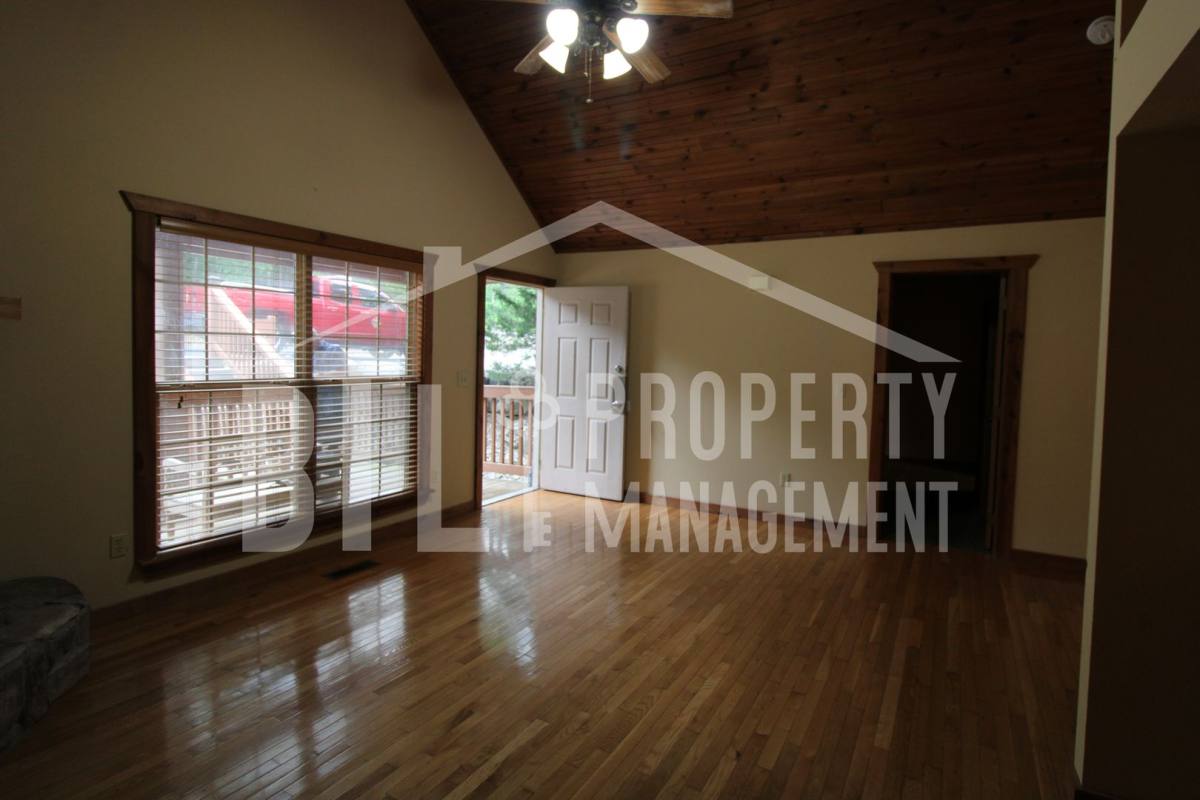 House for rent at 574 Baldknobber Dr #LODGE 50, Reeds Spring, MO 65737