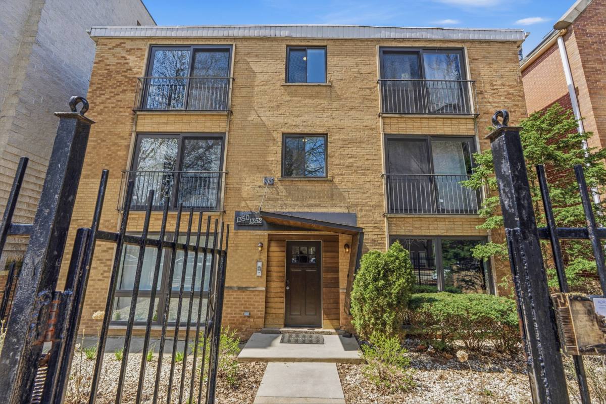 Apartment for rent at 1350 N Cleveland Ave, Chicago, IL 60610