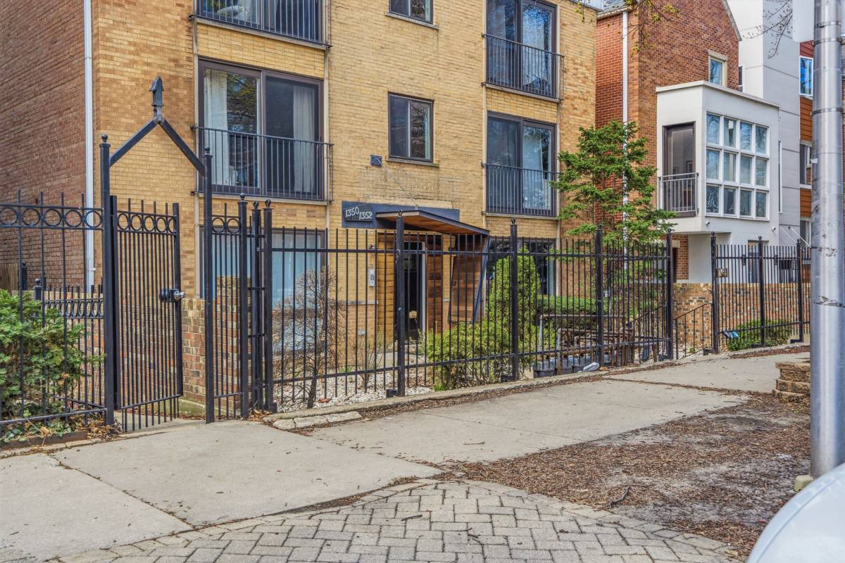 Apartment for rent at 1350 N Cleveland Ave, Chicago, IL 60610