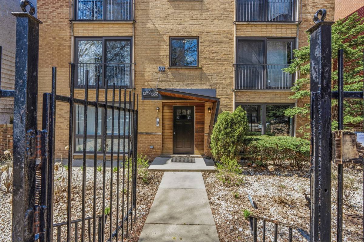 Apartment for rent at 1350 N Cleveland Ave, Chicago, IL 60610
