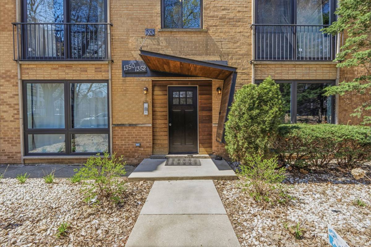 Apartment for rent at 1350 N Cleveland Ave, Chicago, IL 60610