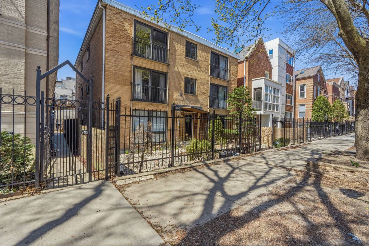 Apartment for rent at 1350 N Cleveland Ave, Chicago, IL 60610