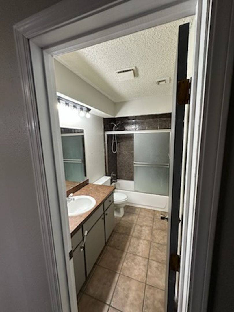 House for rent at 20061 Palmer Rd, Harrah, OK 73045
