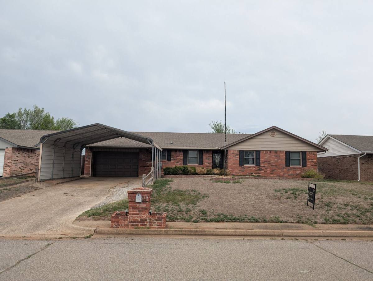 House for rent at 20061 Palmer Rd, Harrah, OK 73045