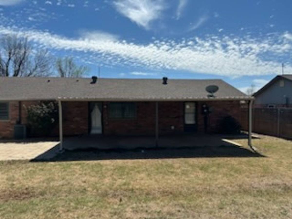 House for rent at 20061 Palmer Rd, Harrah, OK 73045