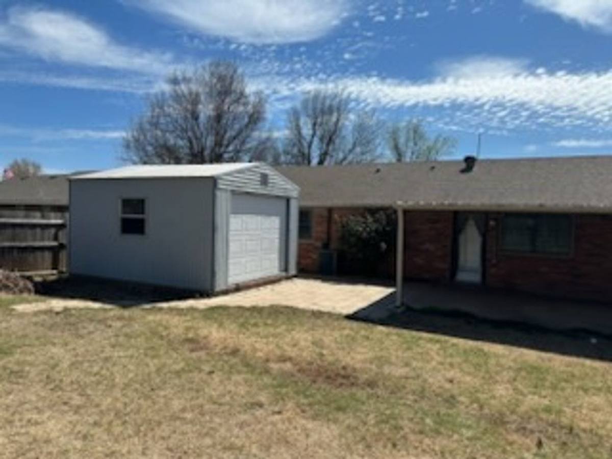 House for rent at 20061 Palmer Rd, Harrah, OK 73045