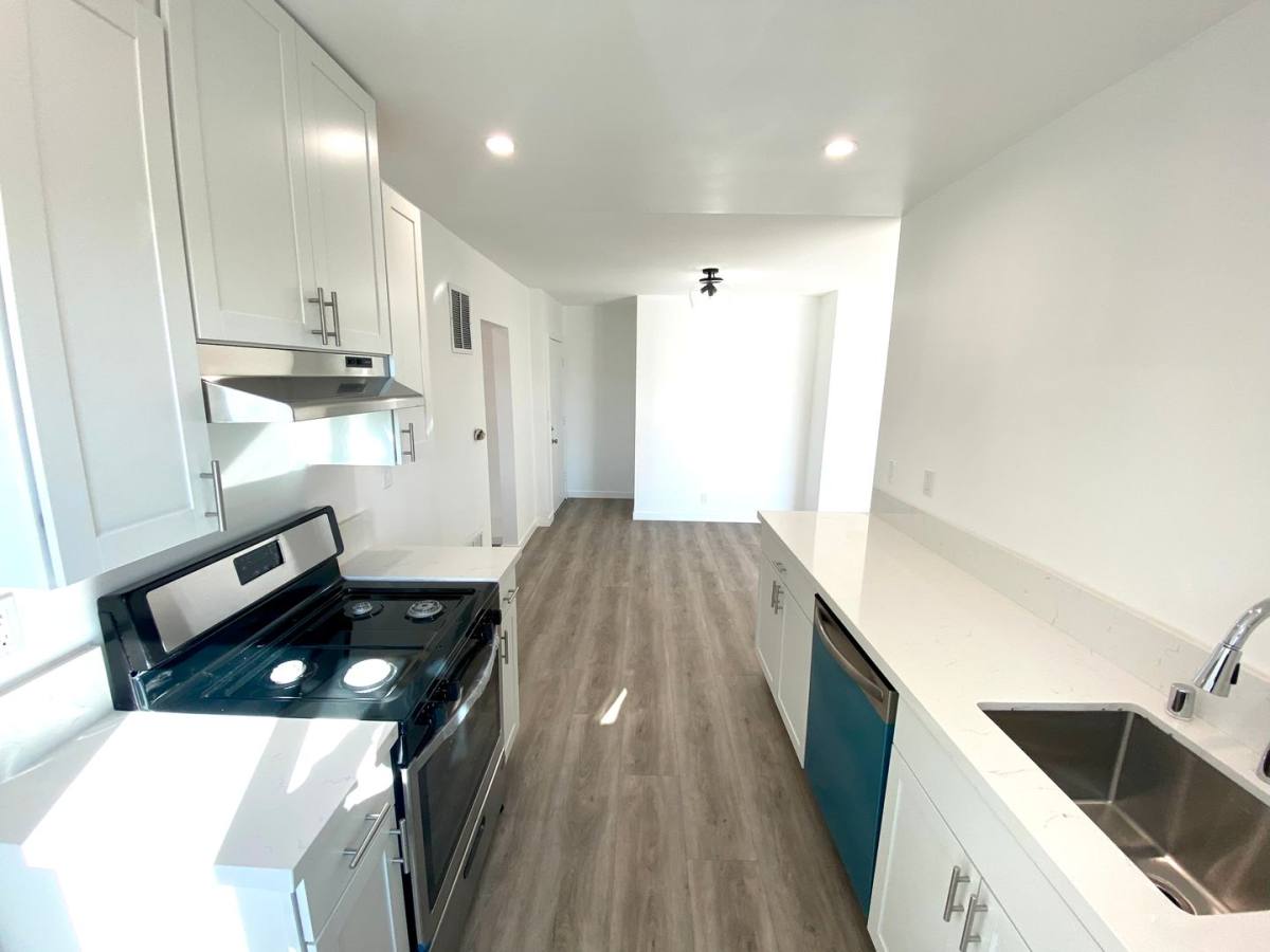 Apartment for rent at 1000 Havenhurst Dr, Los Angeles, CA 90046