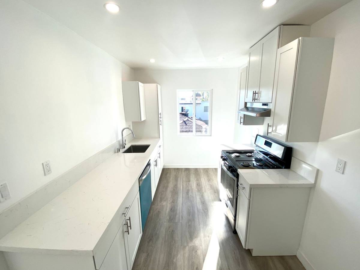 Apartment for rent at 1000 Havenhurst Dr, Los Angeles, CA 90046