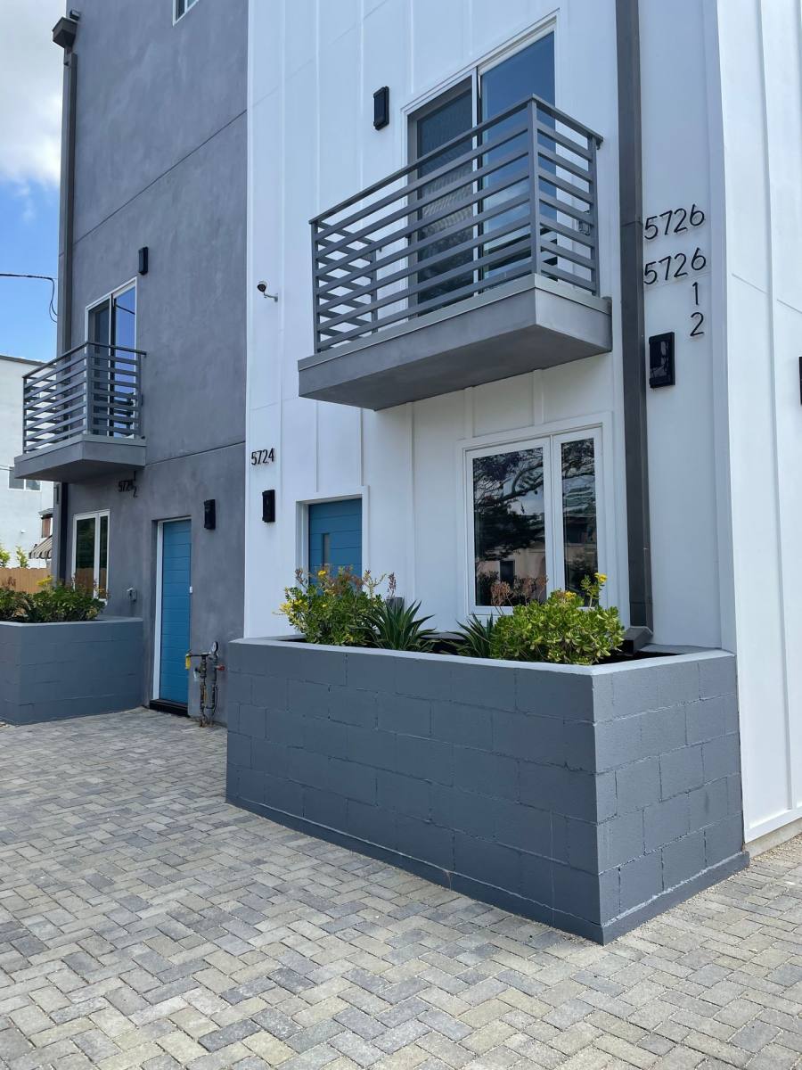 Townhouse for rent at 5726 Case Ave, North Hollywood, CA 91601