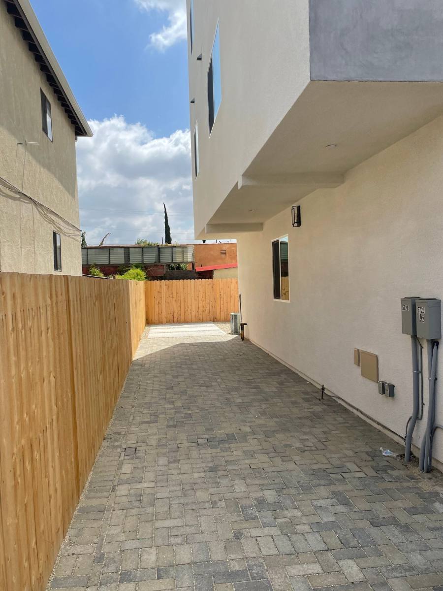 Townhouse for rent at 5726 Case Ave, North Hollywood, CA 91601