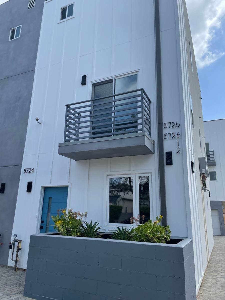 Townhouse for rent at 5726 Case Ave, North Hollywood, CA 91601