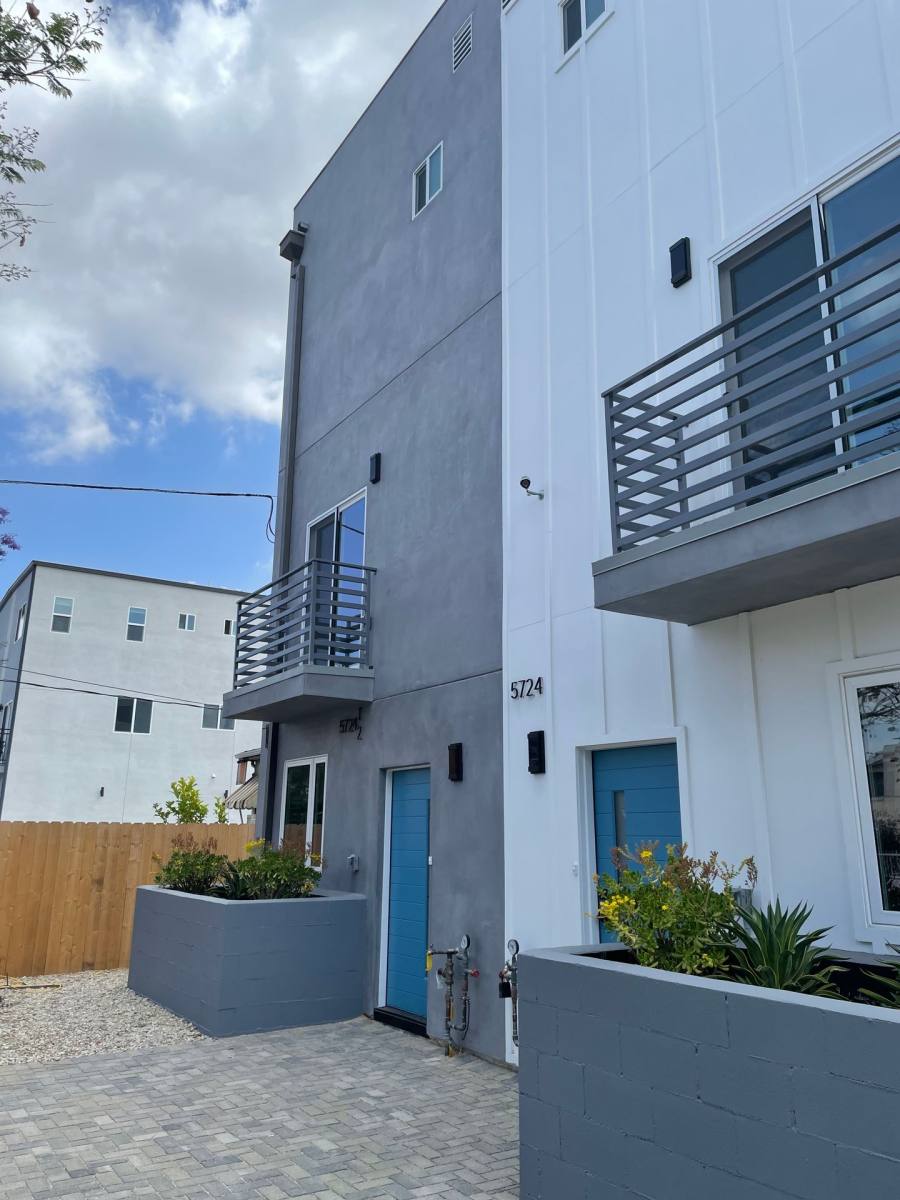 Townhouse for rent at 5726 Case Ave, North Hollywood, CA 91601