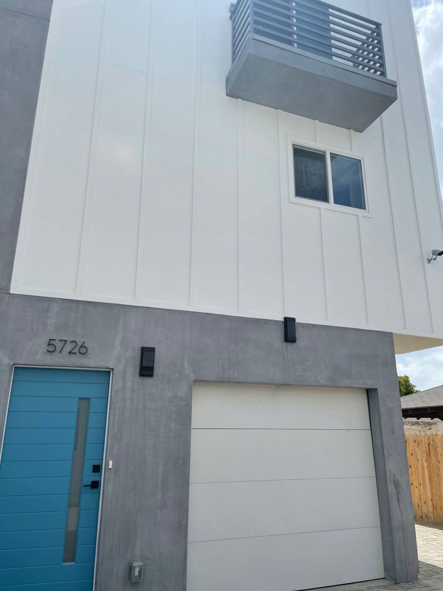 Townhouse for rent at 5726 Case Ave, North Hollywood, CA 91601