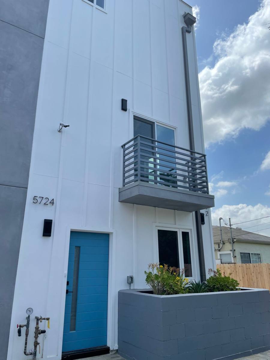 Townhouse for rent at 5726 Case Ave, North Hollywood, CA 91601
