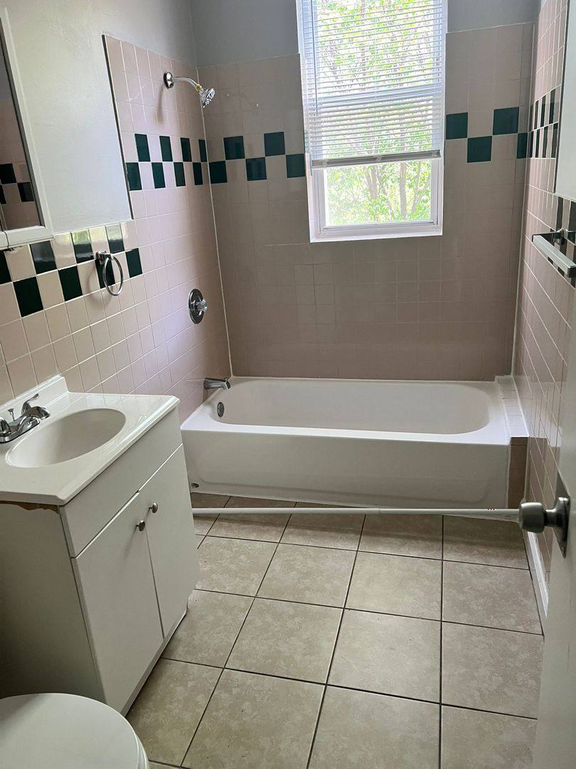 Apartment for rent at 535 E 67th St, Chicago, IL 60637