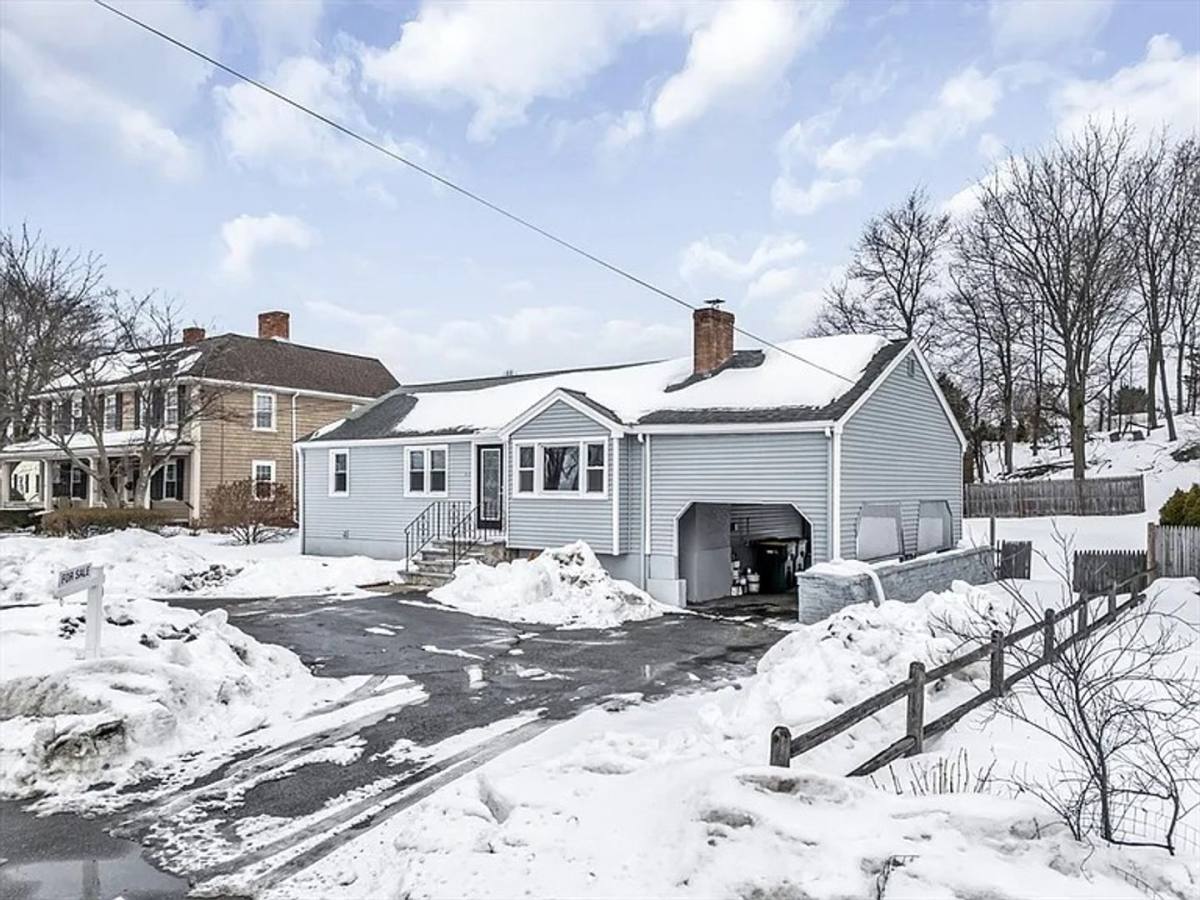 House for rent at 212 Cambridge Rd, Woburn, MA 01801