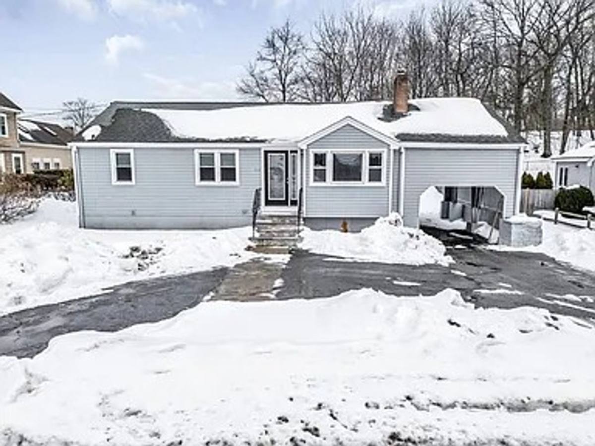House for rent at 212 Cambridge Rd, Woburn, MA 01801
