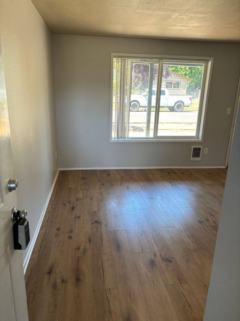 Apartment for rent at 2420 Oak St SE, Albany, OR 97322