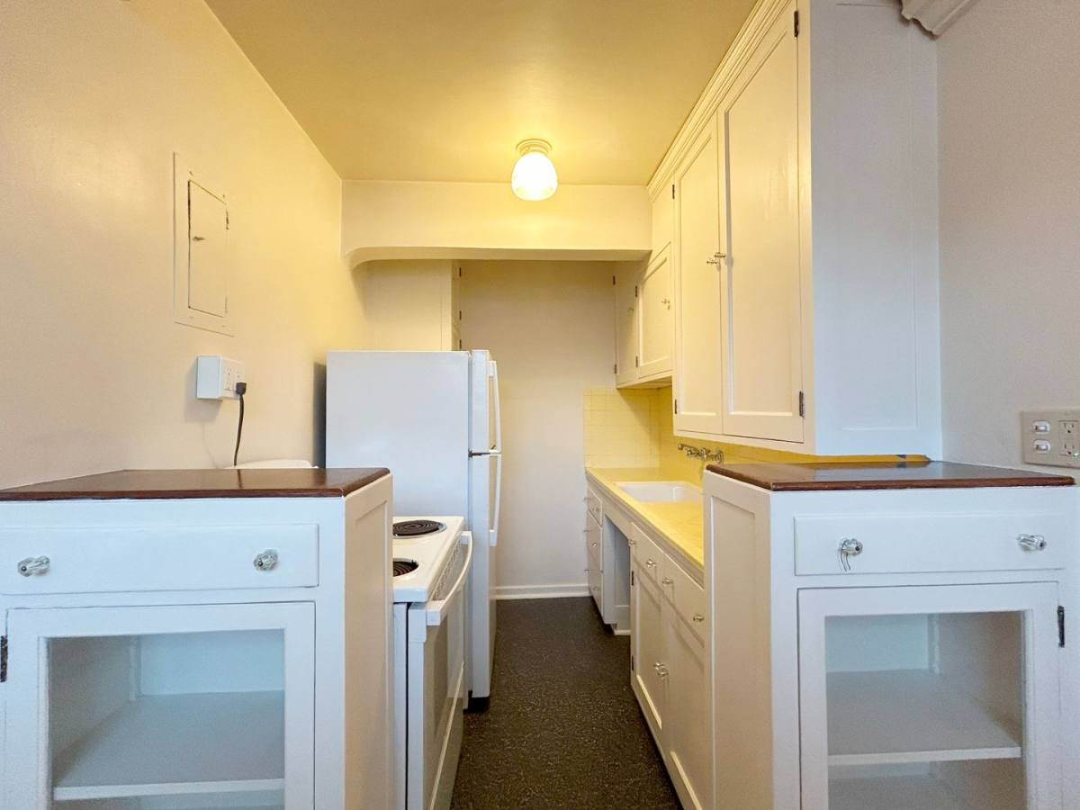 Apartment for rent at 1115-1119 NE 43rd St, Seattle, WA 98105
