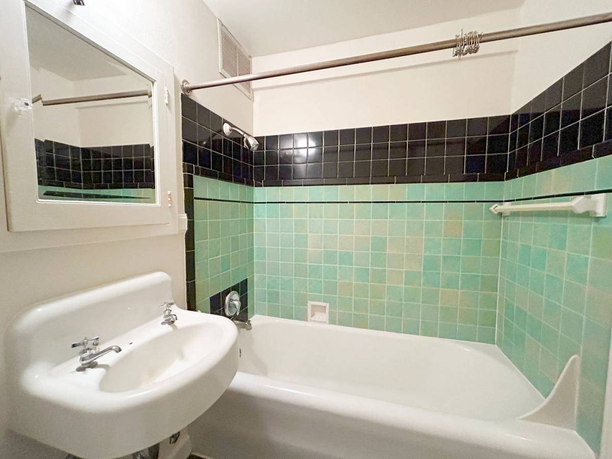 Apartment for rent at 1115-1119 NE 43rd St, Seattle, WA 98105