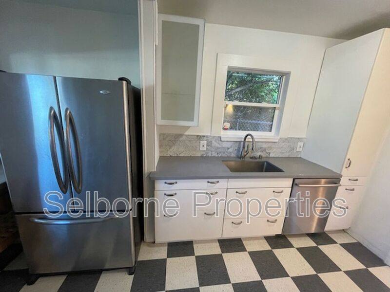 Apartment for rent at 1424 E 20th St, Oakland, CA 94606