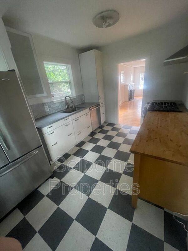 Apartment for rent at 1424 E 20th St, Oakland, CA 94606