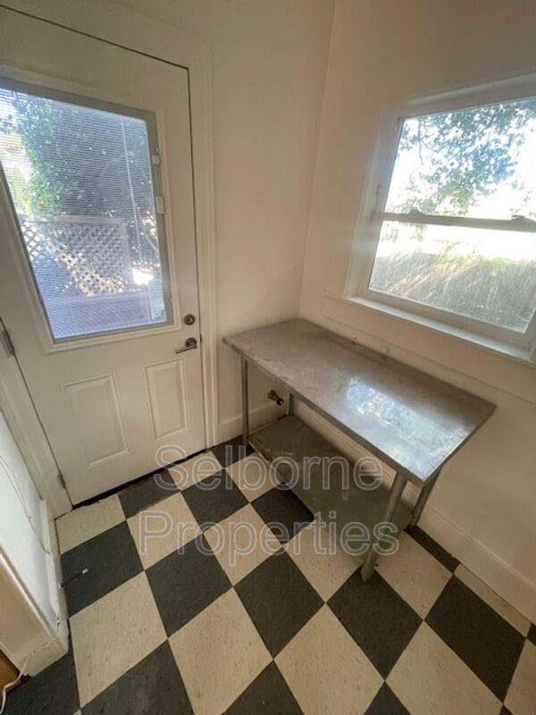 Apartment for rent at 1424 E 20th St, Oakland, CA 94606