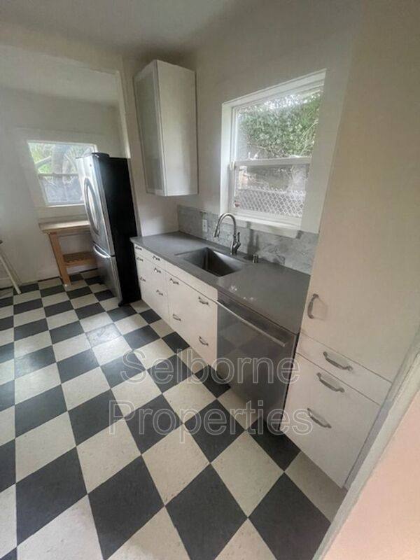 Apartment for rent at 1424 E 20th St, Oakland, CA 94606