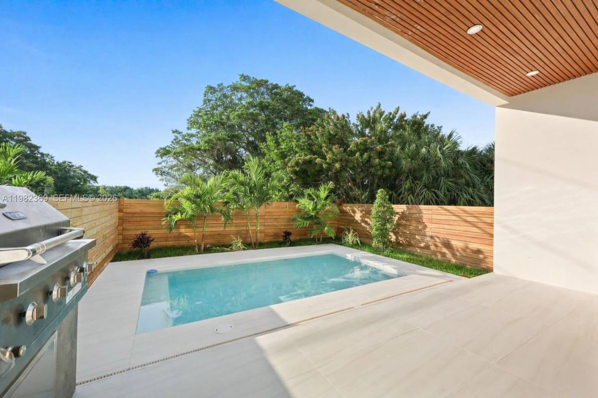 Townhouse for rent at 1321 NE 13th Ave, Fort Lauderdale, FL 33304