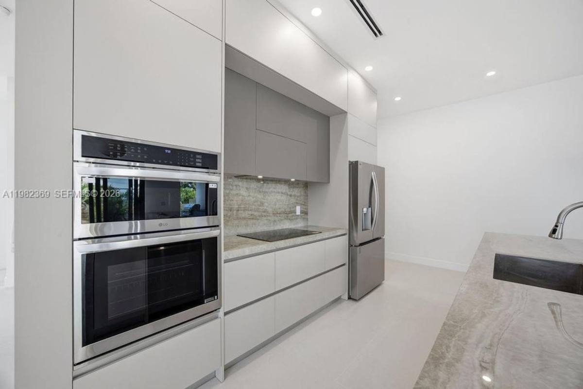 Townhouse for rent at 1321 NE 13th Ave, Fort Lauderdale, FL 33304