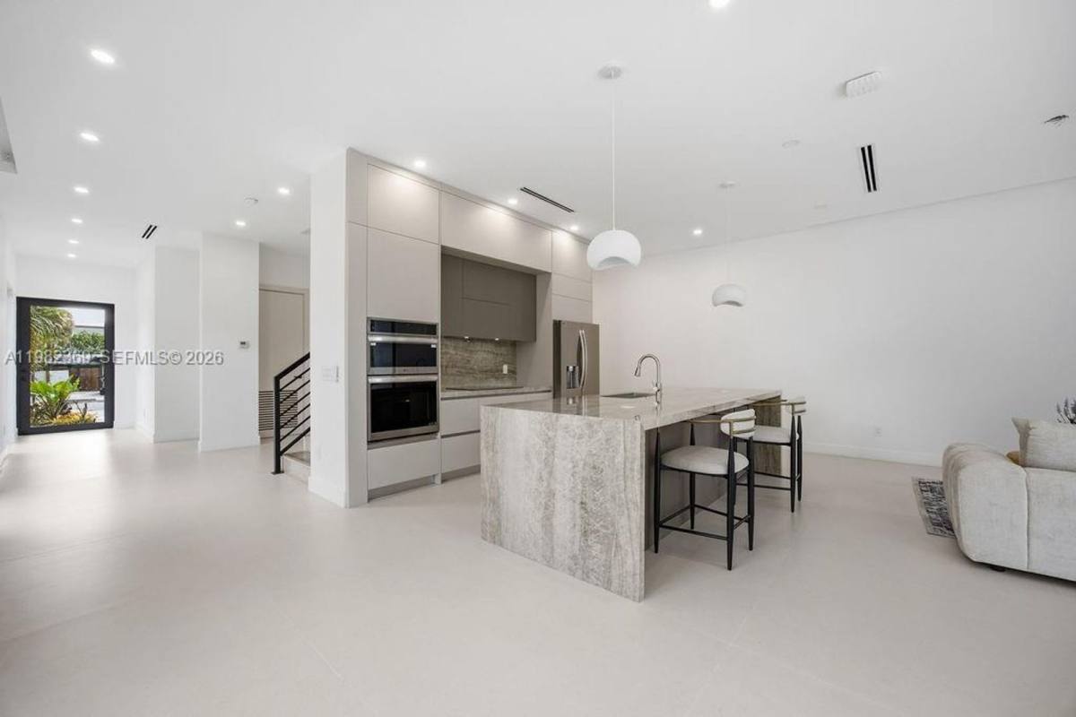 Townhouse for rent at 1321 NE 13th Ave, Fort Lauderdale, FL 33304