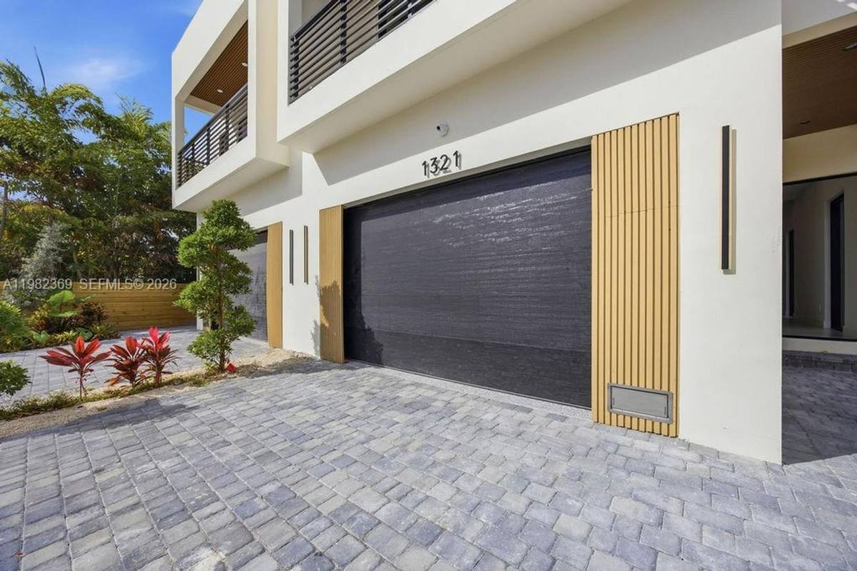 Townhouse for rent at 1321 NE 13th Ave, Fort Lauderdale, FL 33304