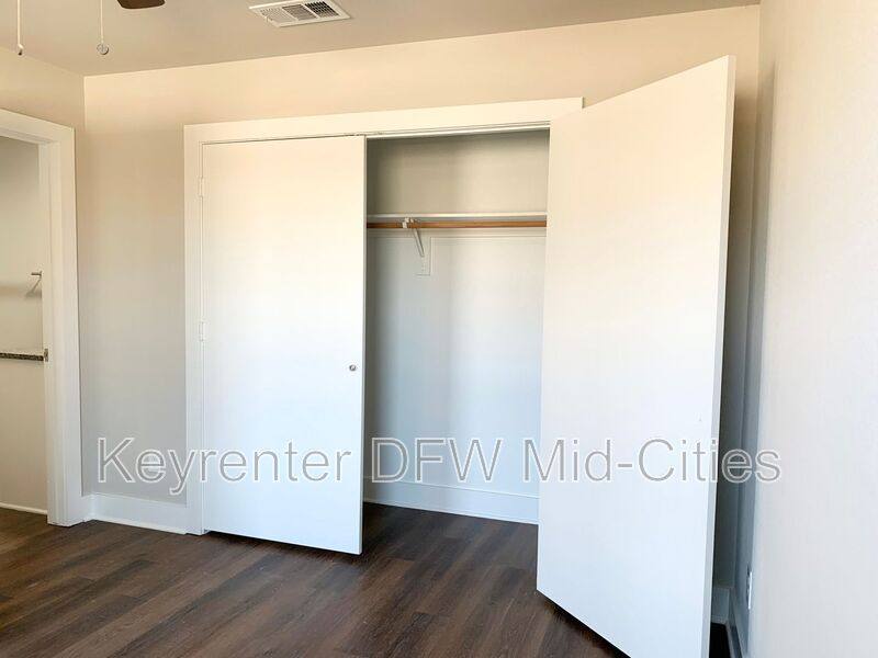 Townhouse for rent at 1431 Pearson St, Irving, TX 75061