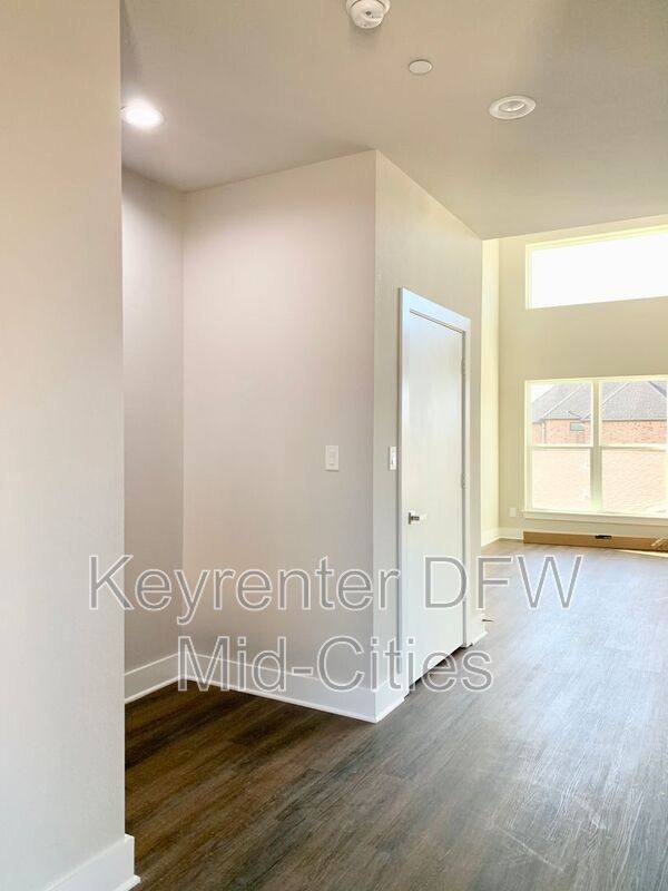 Townhouse for rent at 1431 Pearson St, Irving, TX 75061