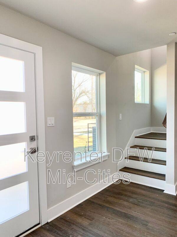 Townhouse for rent at 1431 Pearson St, Irving, TX 75061
