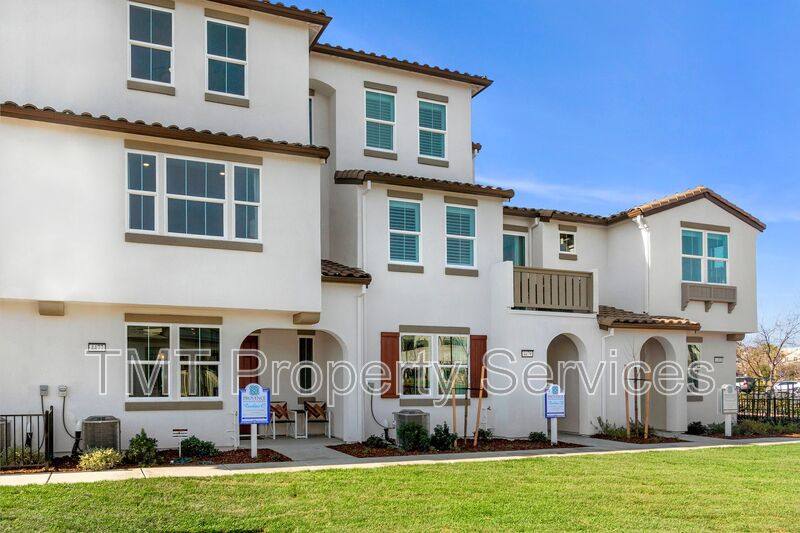 Townhouse for rent at 2957 Nimes Lane, Sacramento, CA 95834