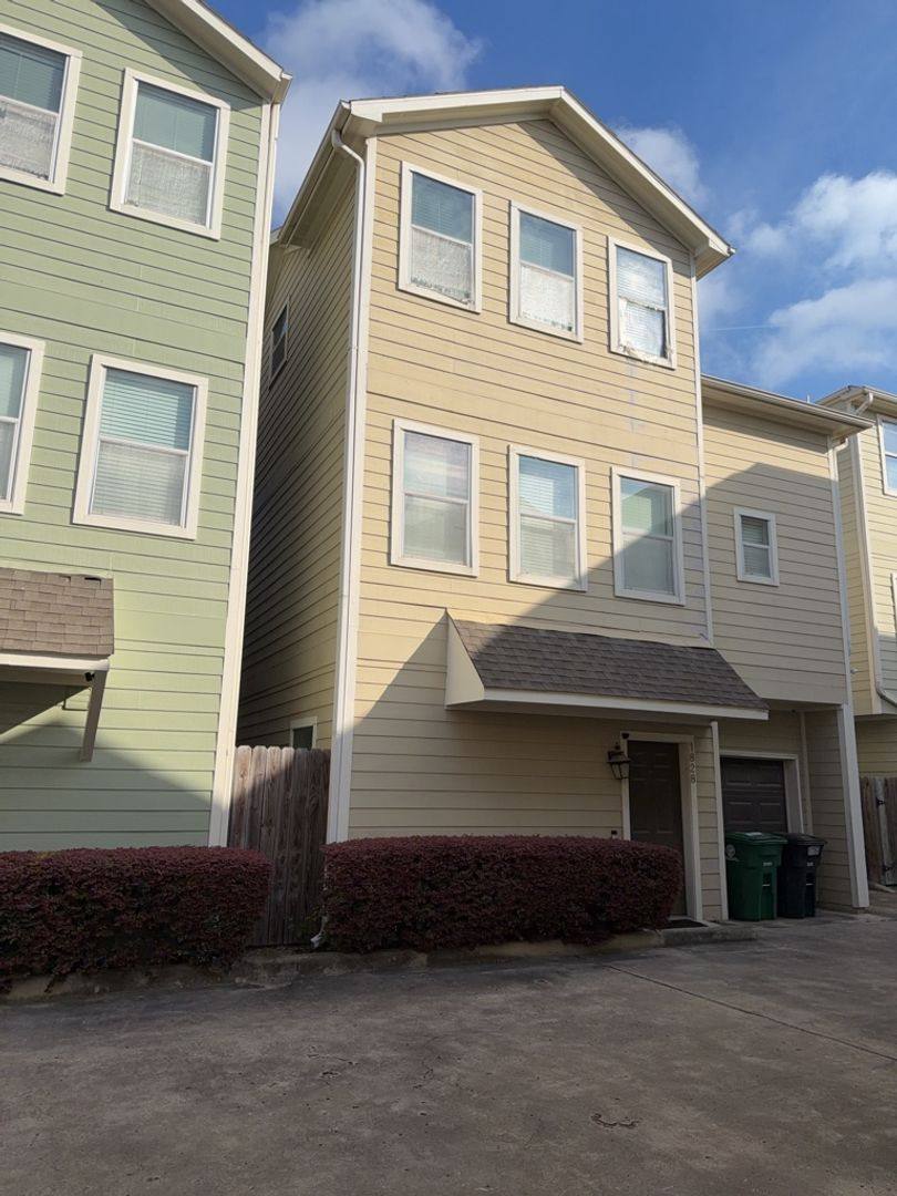 House for rent at 1828 Fletcher St, Houston, TX 77009