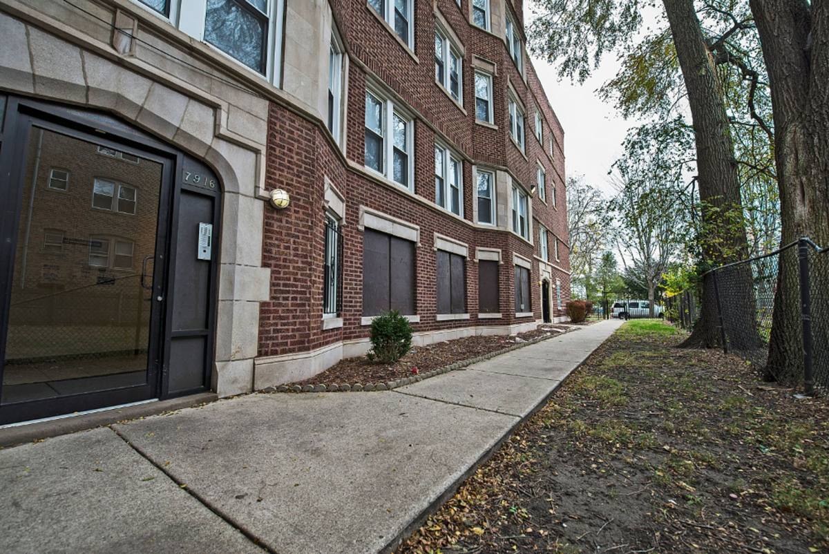 Apartment for rent at 7914-16 S Kingston Ave, Chicago, IL 60617
