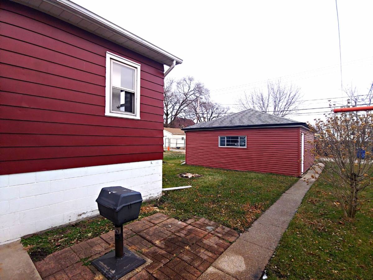 House for rent at 14027 S Mackinaw Ave, Chicago, IL 60633