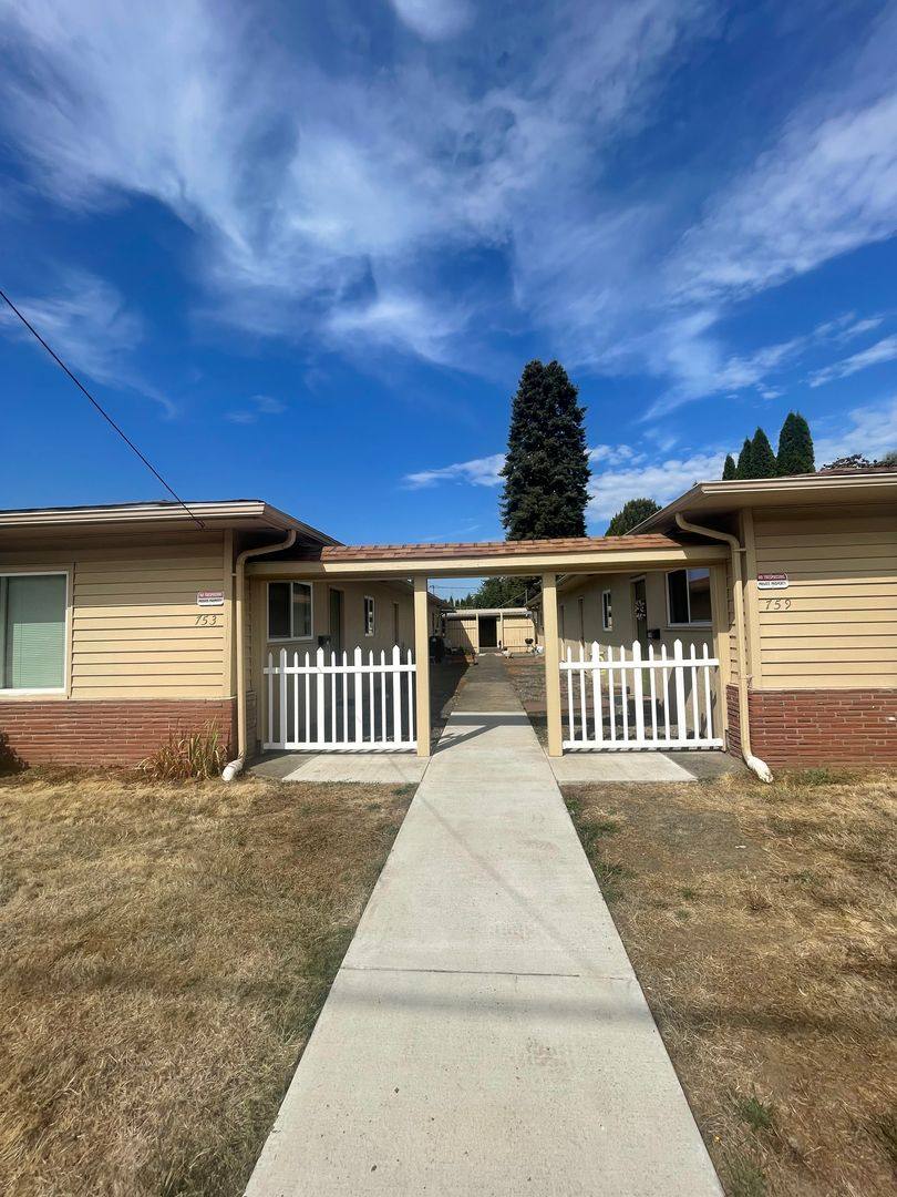 Apartment for rent at 7475 E Grant St, Lebanon, OR 97355