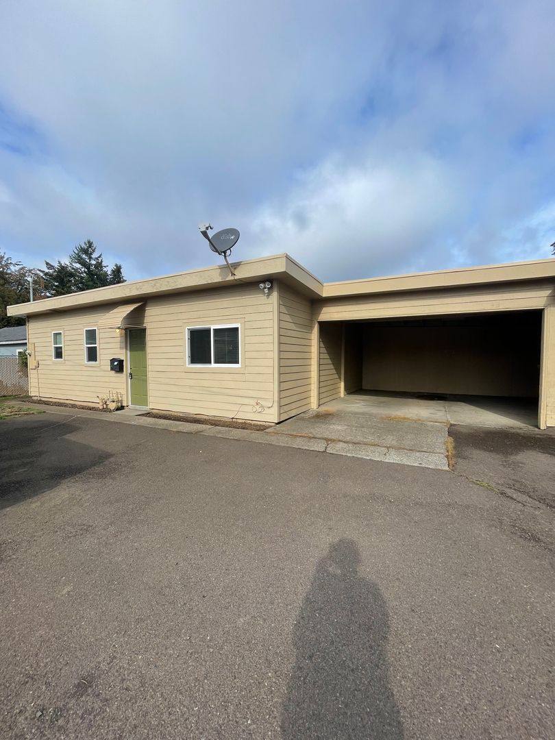 Apartment for rent at 7475 E Grant St, Lebanon, OR 97355